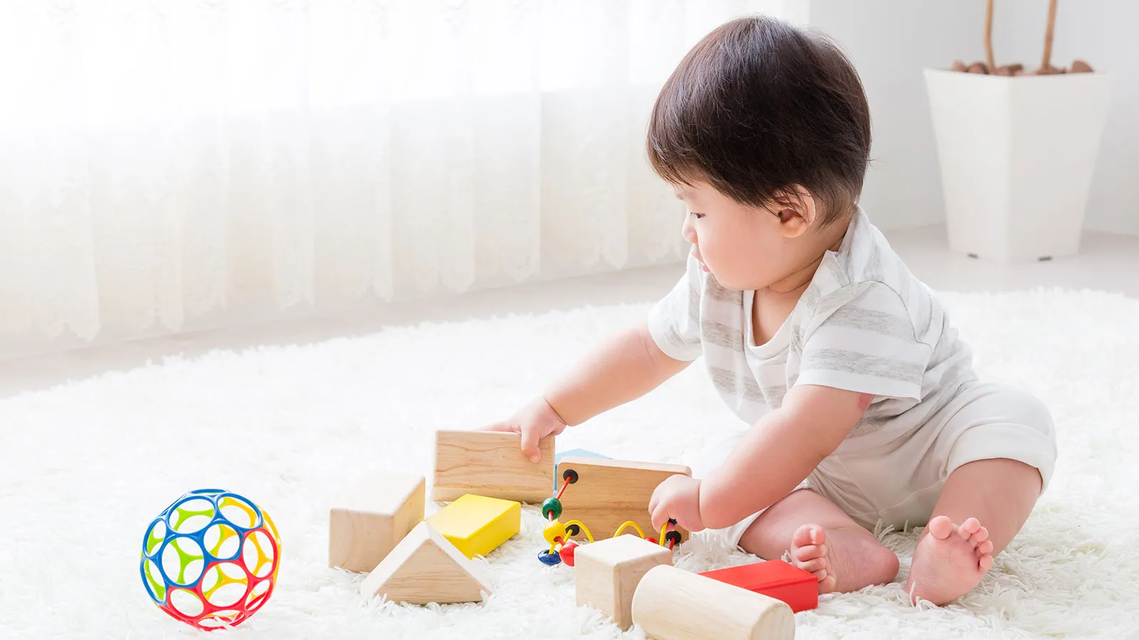 0歳児におすすめの手作りおもちゃ20選！保育に取り入れるねらいや注意点も解説